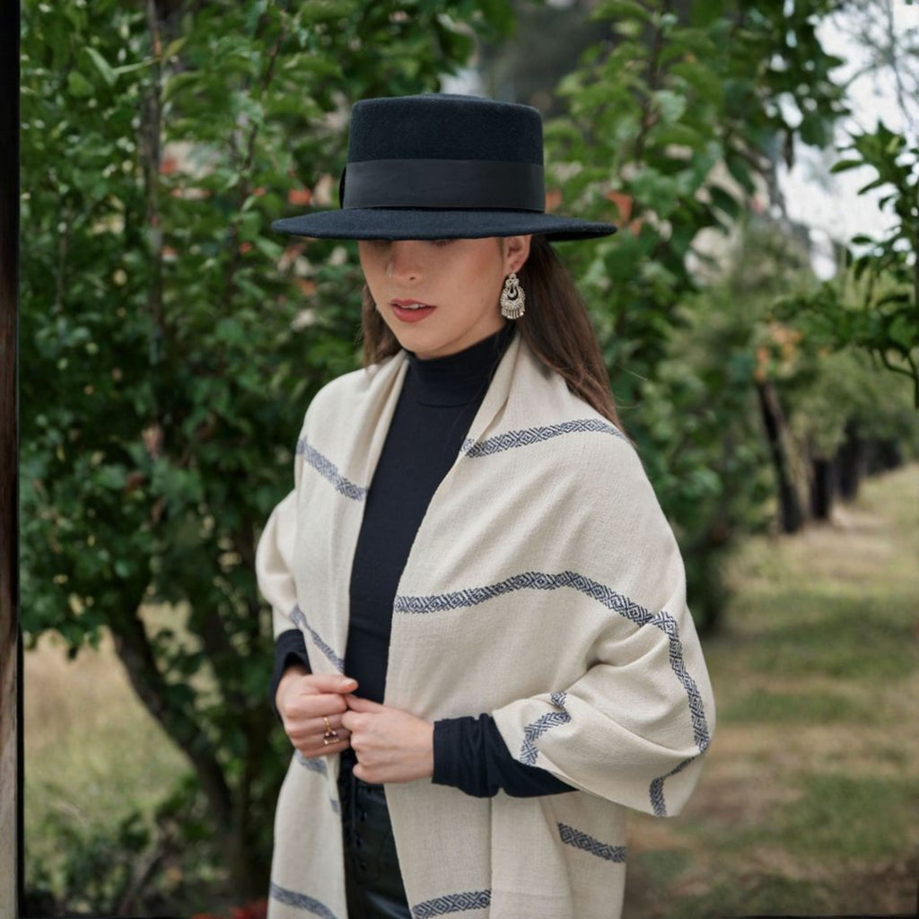 FACHALINA BEIGE CON LINEAS AZULES – Fachalina Gavilani, tejido artesanal hecho a mano en Ecuador