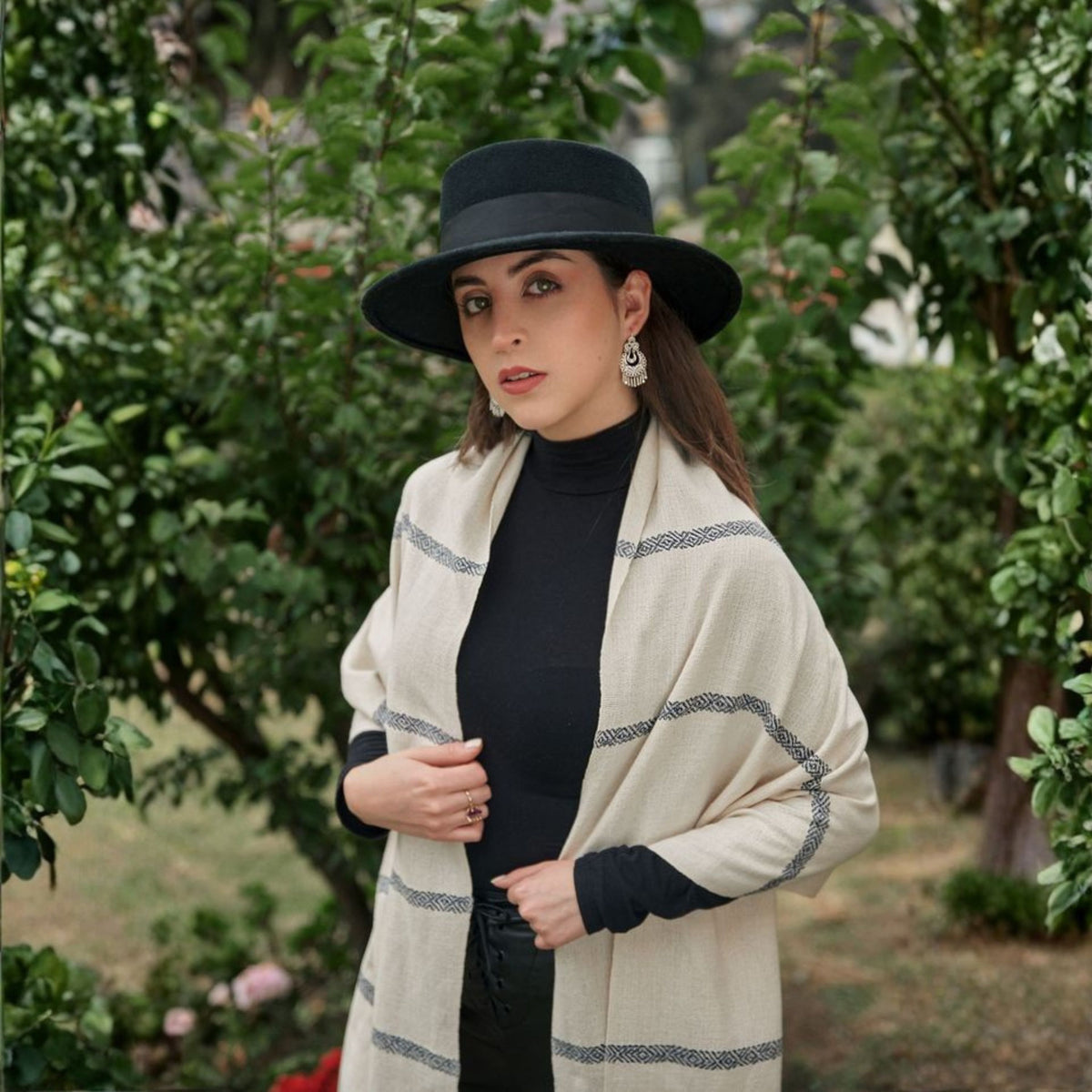 FACHALINA BEIGE CON LINEAS AZULES – Fachalina Gavilani, tejido artesanal hecho a mano en Ecuador