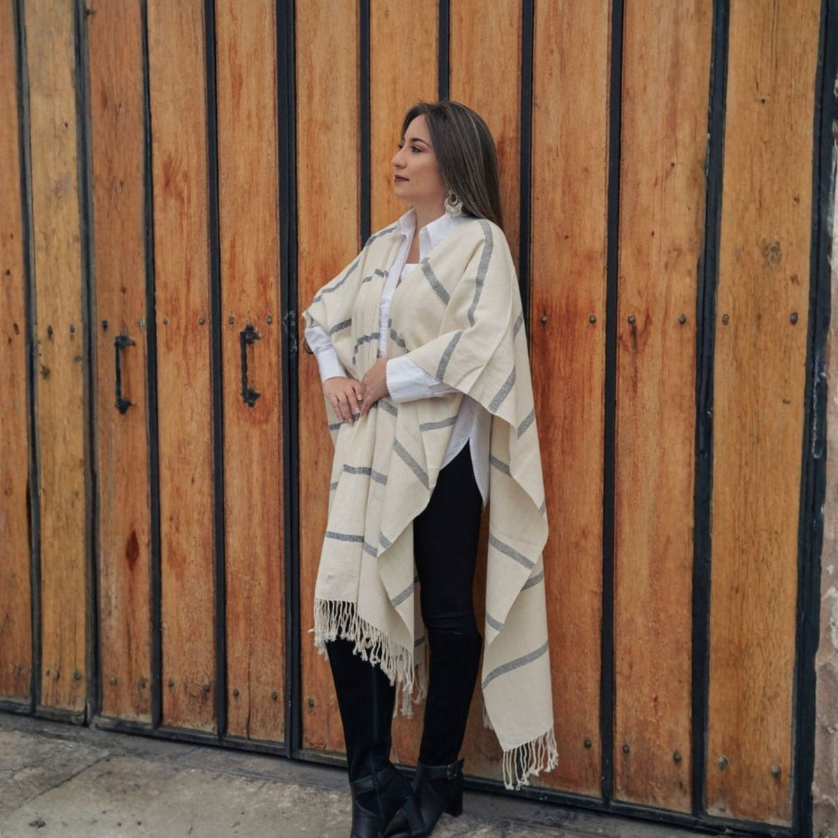 FACHALINA BEIGE CON LINEAS AZULES – Fachalina Gavilani, tejido artesanal hecho a mano en Ecuador